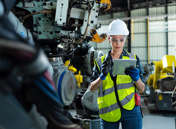 Homem realizando análise de óleo diesel